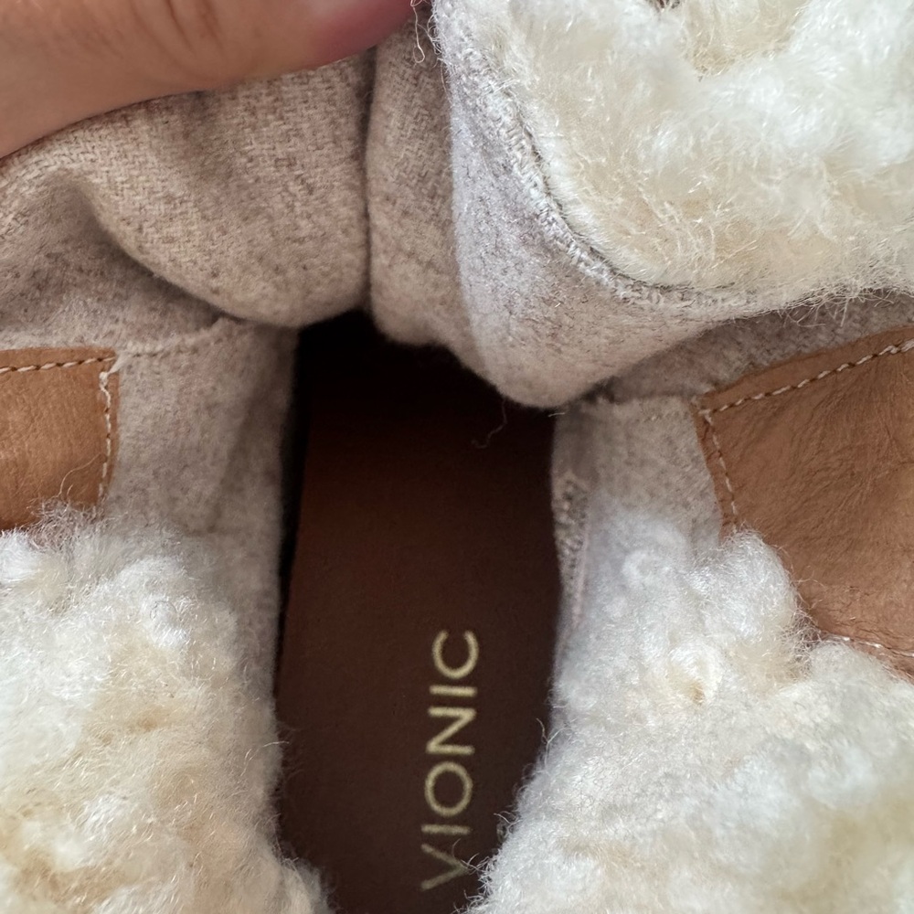Vionic Shearling Lined Boots size 8 - image 4